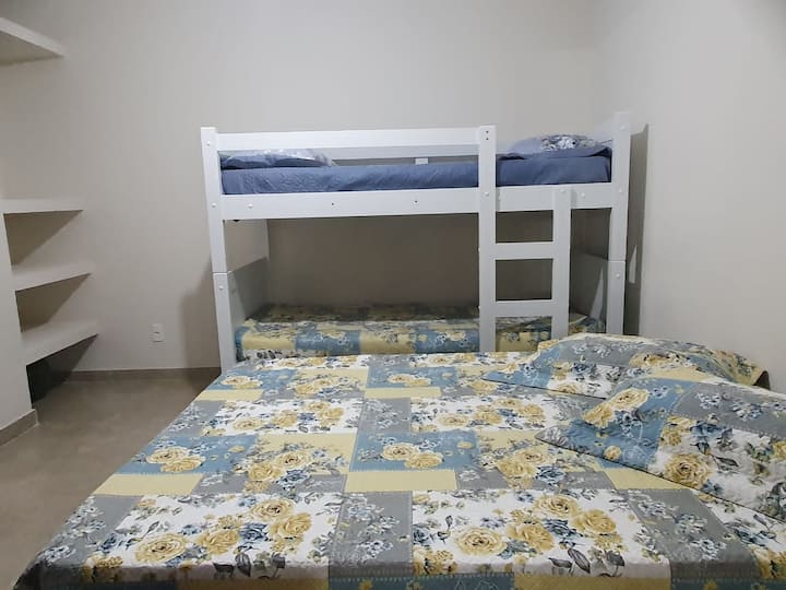 Suite 4 (planta baja). Cama doble y litera.