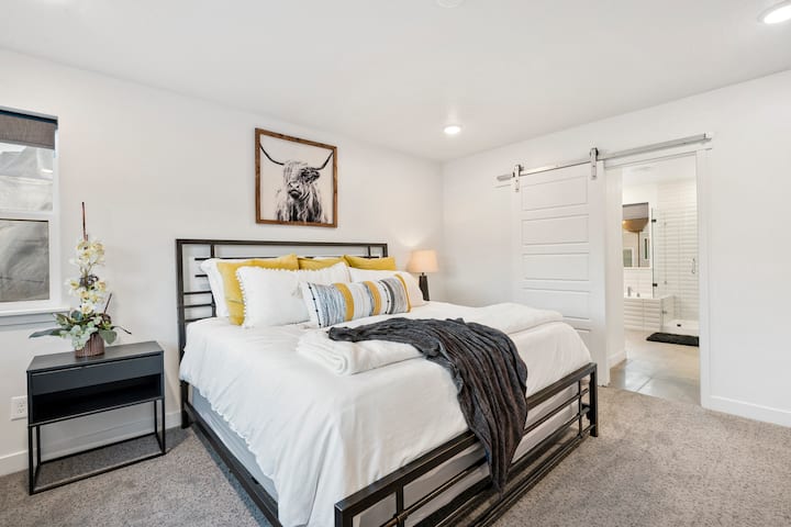 ห้องนอนใหญ่พร้อมเตียงคิงไซส์ (ห้องนอนชั้นบน 1) พร้อมทีวีโรกุและพื้นที่ทำงานสำนักงาน