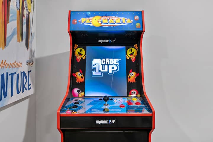 พื้นที่ห้องนั่งเล่นชั้นใต้ดิน - พร้อมเกมอาร์เคด