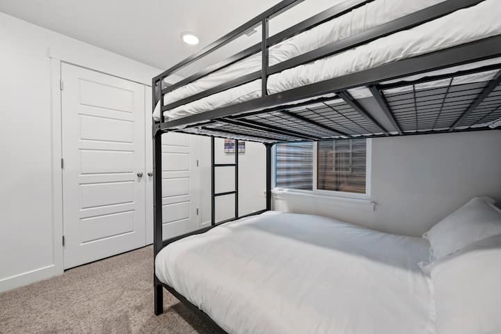 ห้องนอนชั้นใต้ดิน/ห้องสองชั้น (ห้องนอน 4) ประกอบด้วยเตียงสองชั้น 2 ยูนิตพร้อมเตียงสองชั้น 1 ยูนิตประกอบด้วยเตียงคู่ 2 เตียงและเตียงสองชั้นอีกยูนิตที่มีเตียงเดี่ยว/เตียงแฝด 2 เตียง