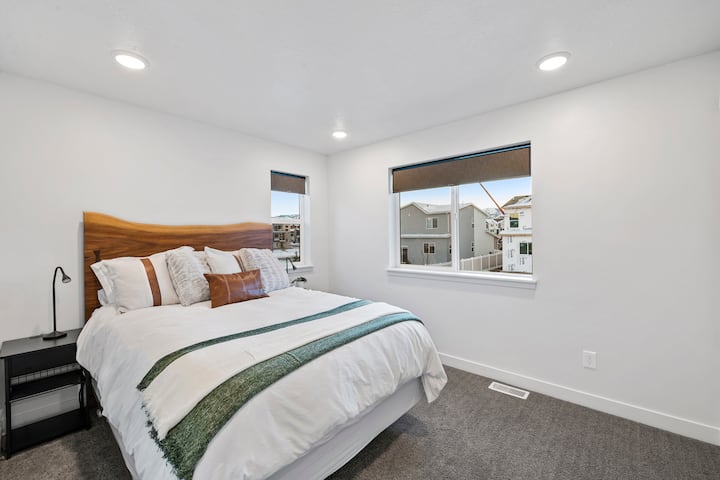 เตียงควีนไซส์ (ห้องนอนชั้นบน 3) พร้อมทีวีและโรคุ