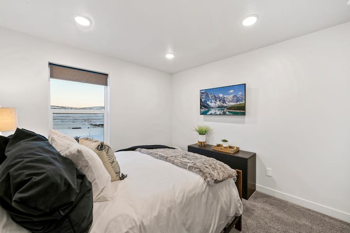 เตียงควีนไซส์ (ห้องนอนชั้นบน 2) พร้อมทีวีและโรคุ