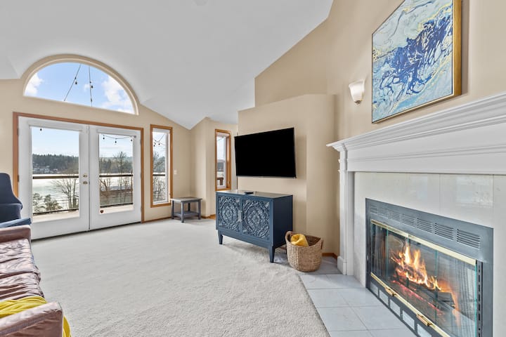 Lake View Getaway With Beach/dock Access - Sammamish, WA