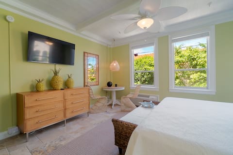 Top Airbnb: Sunny Pineapple Breezes; Hotel Room in Palm Beach in Palm Beach