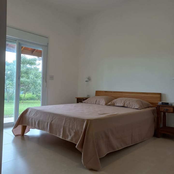 Suite (kitanda cha malkia), na armario iliyojengwa ndani. 