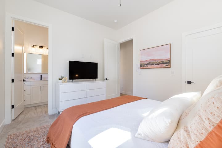 חדר האורחים הזה מספק שידה עם 6 מגירות וארון כניסה לאחסון בגדים בשפע, טלוויזיה לבידור וסוויטת רחצה צמודה.