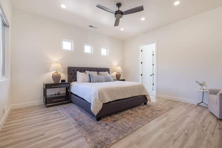 חדר השינה הראשי הושלם על ידי מיטת קינג סייז, עיצוב פנים מסורתי וחדר רחצה צמוד.