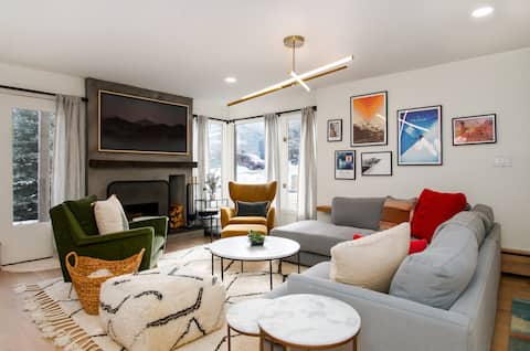 Top Airbnb: Fully Remodeled Modern Condo in Eagle-Vail! in Avon