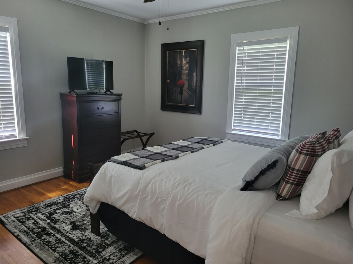 חדר שינה אחורי עם מזרן ספוג חדש וטלוויזיה חכמה