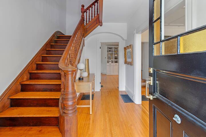 Historic modern in downtown gallery image 5