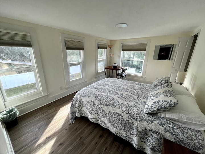 Chambre au bord de la piscine, lit queen
