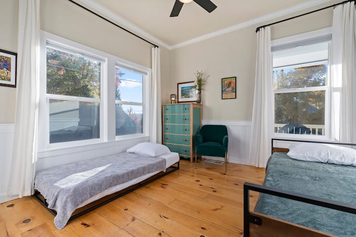 El tercer dormitorio es luminoso y aireado.  Tiene 3 camas individuales  Una de ellas es una retirada.