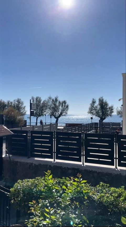 Exclusive 180sqm with sea view + parking space