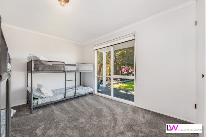 Dhoma e tretë e gjumit ofron 2 grupe bunksesh duke u dhënë fëmijëve shumë hapësirë për të luajtur.  E lehtë dhe me diell, me drejtim nga veriu