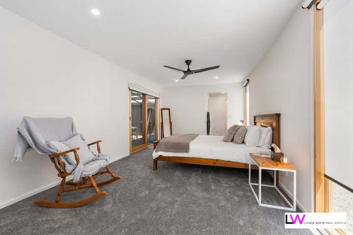 Kjo është dhoma ime e preferuar; është e madhe! Dhoma kryesore e gjumit është kaq e madhe, sa mund të humbasësh në të.  Mund të dalësh në afresk përmes derës rrëshqitëse; dhe dhoma ka një shëtitje me mantel dhe në vijim.