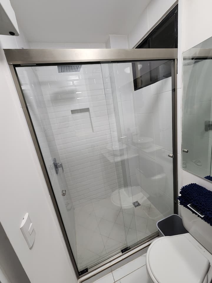 Spálňa pre hostí s vlastnou kúpeľňou na prízemí s klimatizáciou a plusom pre starších ľudí 