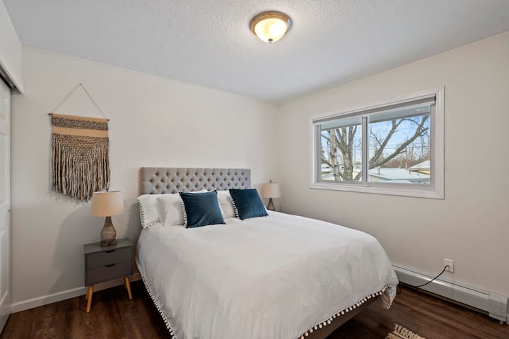 Spálňa na poschodí s manželskou posteľou, plnou skriňou s stojanmi na batožinu. 