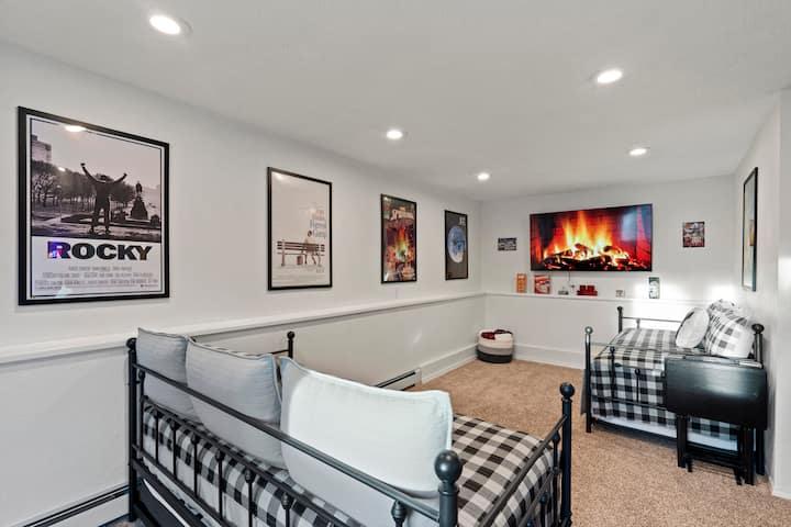 Rodinná zábavná izba! 65-palcová inteligentná televízia pripravená na streamovanie, 4 prehrávač Teenage Ninja Turtles Arcade game, veľa stolových hier a dve dvojité denné postele s matracom Beautyrest Black na vrchu a postele z pamäťovej peny na trundles, ktoré sa posúvajú.  