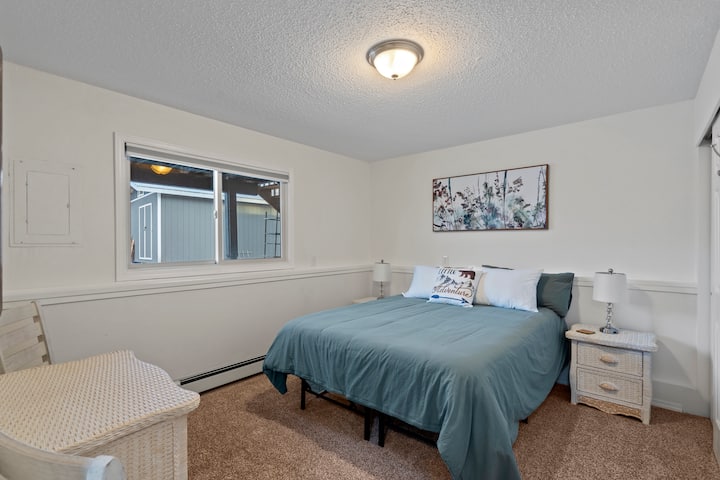 Spálňa na prízemí s manželskou posteľou, veľkým šatníkom s vešiakom na batožinu, malou komorou so zrkadlom a sedacími stoličkami.  Zatemňovacie žalúzie