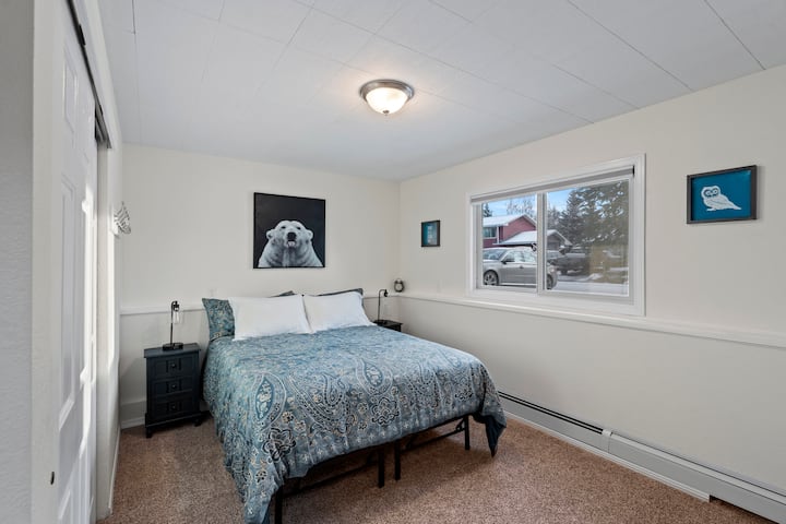 Spálňa s manželskou posteľou na prízemí s manželskou posteľou, šatníkom s stojanmi na batožinu.  Vešiak na uteráky v izbe pre hostí. 