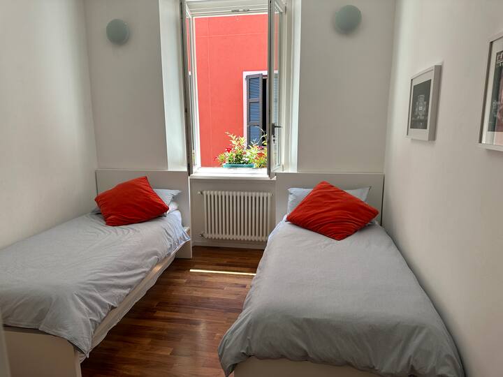 Deuxième chambre avec deux lits simples et penderie et tiroirs