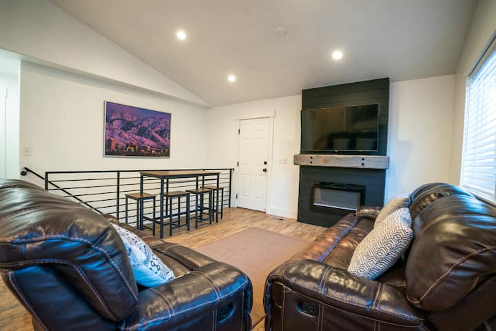 Modern Home With Private Deck & Spacious Garage - Loveland Living Planet Aquarium, Draper