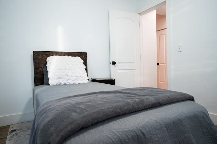 מיטה זוגית XL, מכבסה מתקפלת, ארון מלא וגישה לדלת אל דק פרטי וחצר אחורית