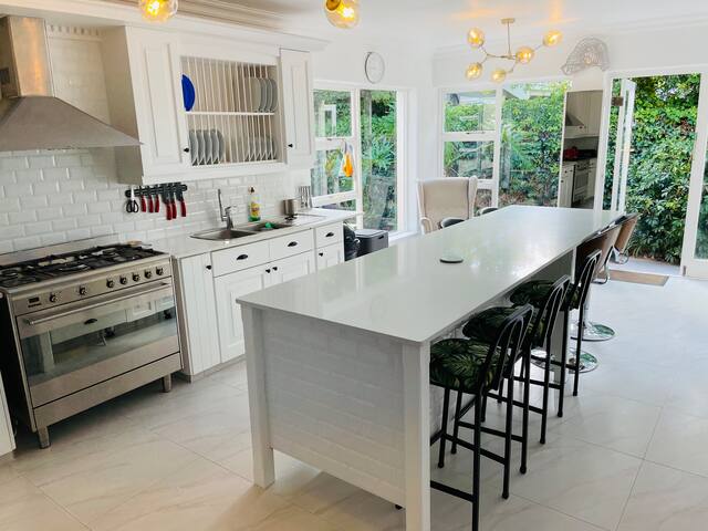 Cape Town Southern suburbs at its best! gallery image 2