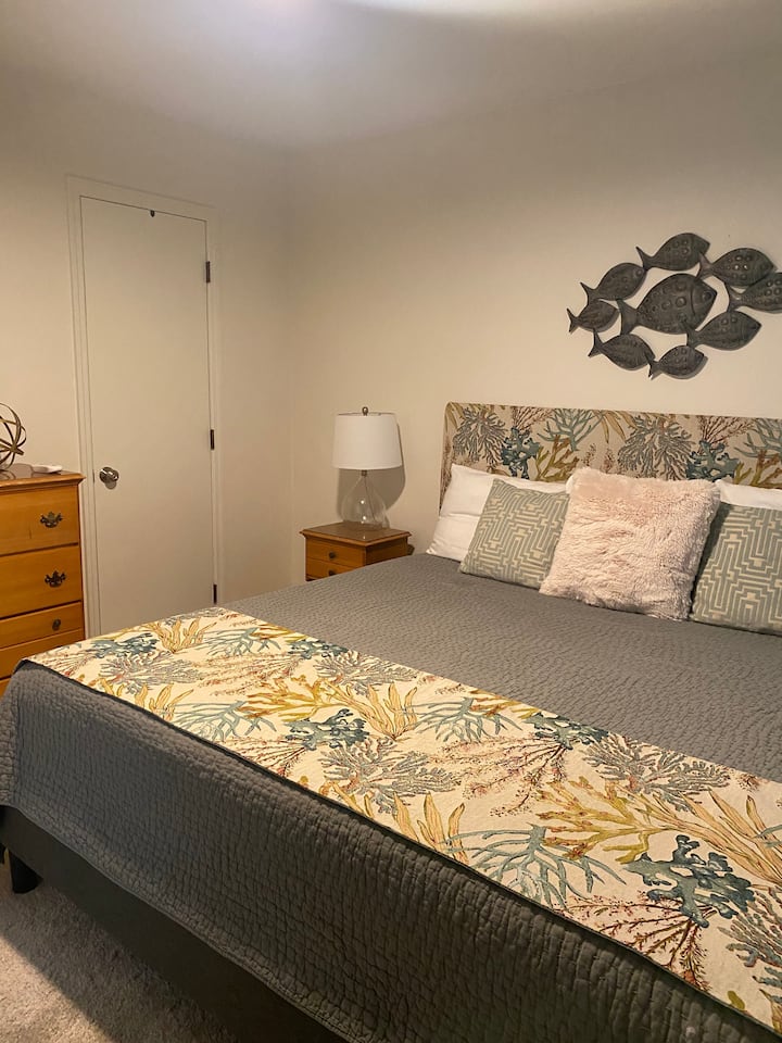 Მეორე საძინებელი 193 × 203 სმ ზომის საწოლით