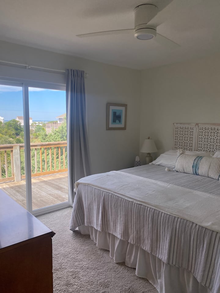 Ძირითადი საძინებელი დიდი საწოლით და ზედა ტერასაზე გასასვლელით