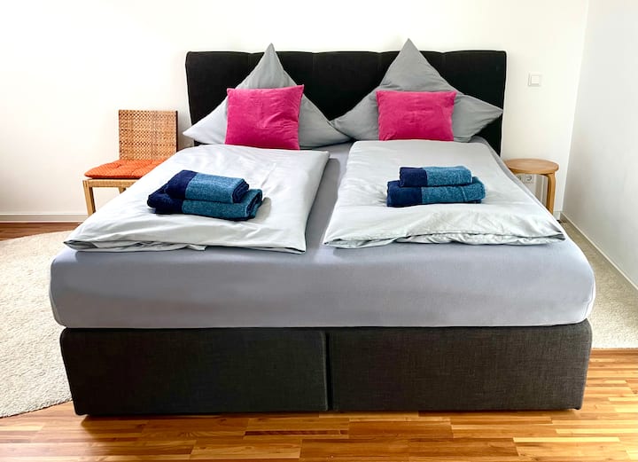 Საძინებელი 1 დიდი ყუთით ზამბარიანი საწოლით