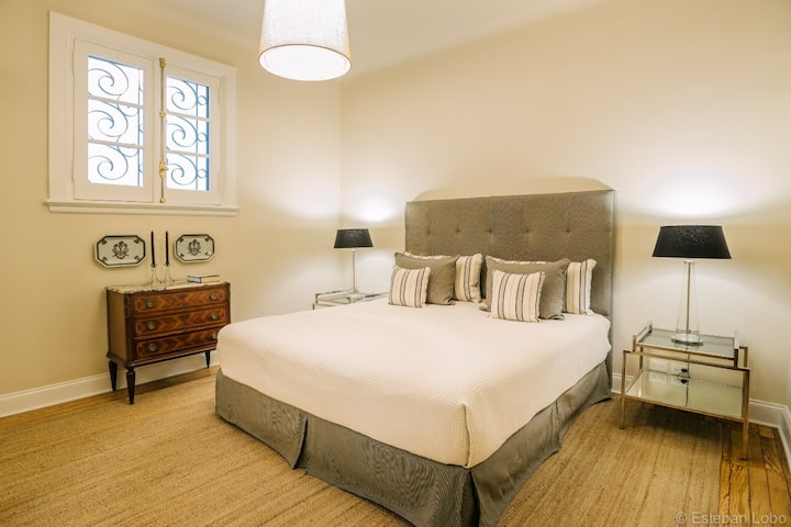 Спалня за гости - суперголямо двойно легло и достатъчно пространство.