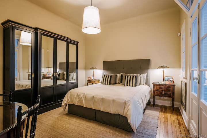 Главен апартамент - спалня с голям шкаф за съхранение на дрехи, суперголямо двойно легло и работно място. Френски врати към самостоятелен вътрешен двор, видими вдясно.