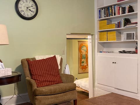 Popular Airbnb listing: Wright Cozy Guest Suite in 5 Points! in Athens Clarke County Unified Government (Balance)