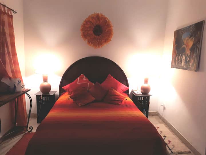 Червена стая със самостоятелна баня