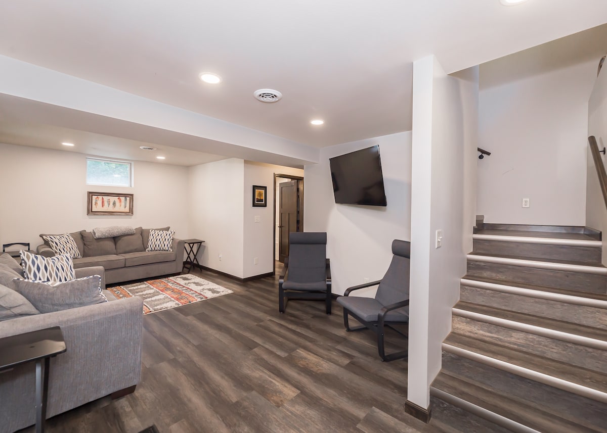 Chumba cha Familia Ngazi ya Chini- 50" Smart TV