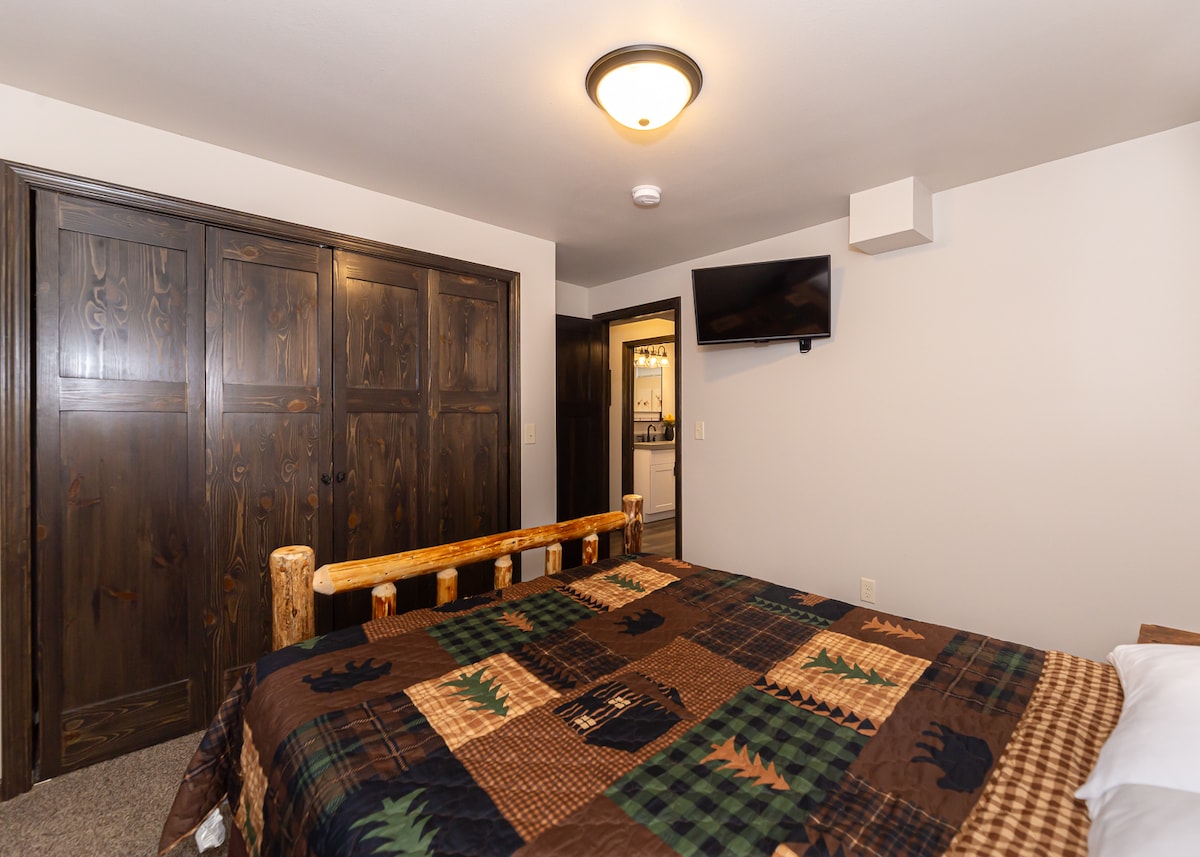 Chumba cha kulala 2- Malkia w/ 32" Smart TV