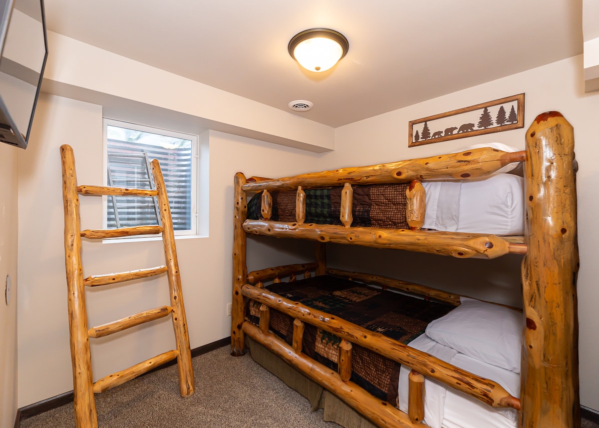 Chumba cha kulala 3- Twin juu ya Twin w/ 32" Smart TV