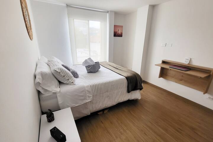 Habitación muy iluminada con una cama muy cómoda para tu descanso y un escritorio desplegable para trabajar.