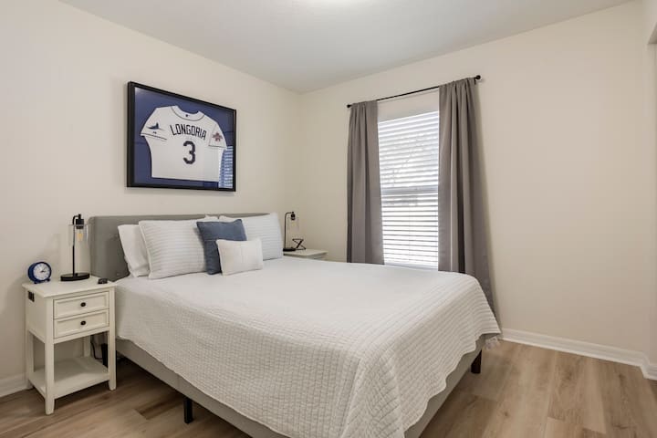 Vyumba vya kulala vya 2 vya ukumbi, vyenye godoro la Queen