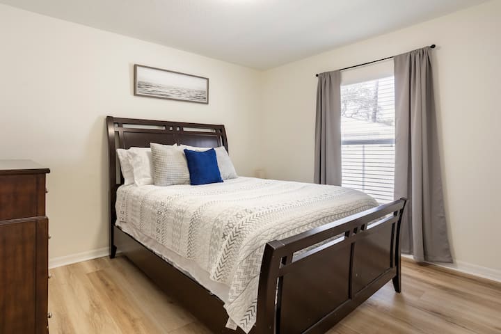 Vyumba 1 kati ya 2 vya kulala kwenye ukumbi, vyenye godoro la Queen na televisheni mahiri ya Roku