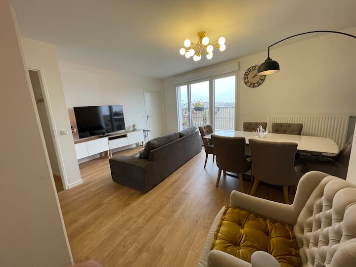 Bright apartment 10 km Paris Flats for Rent in ChampignysurMarne