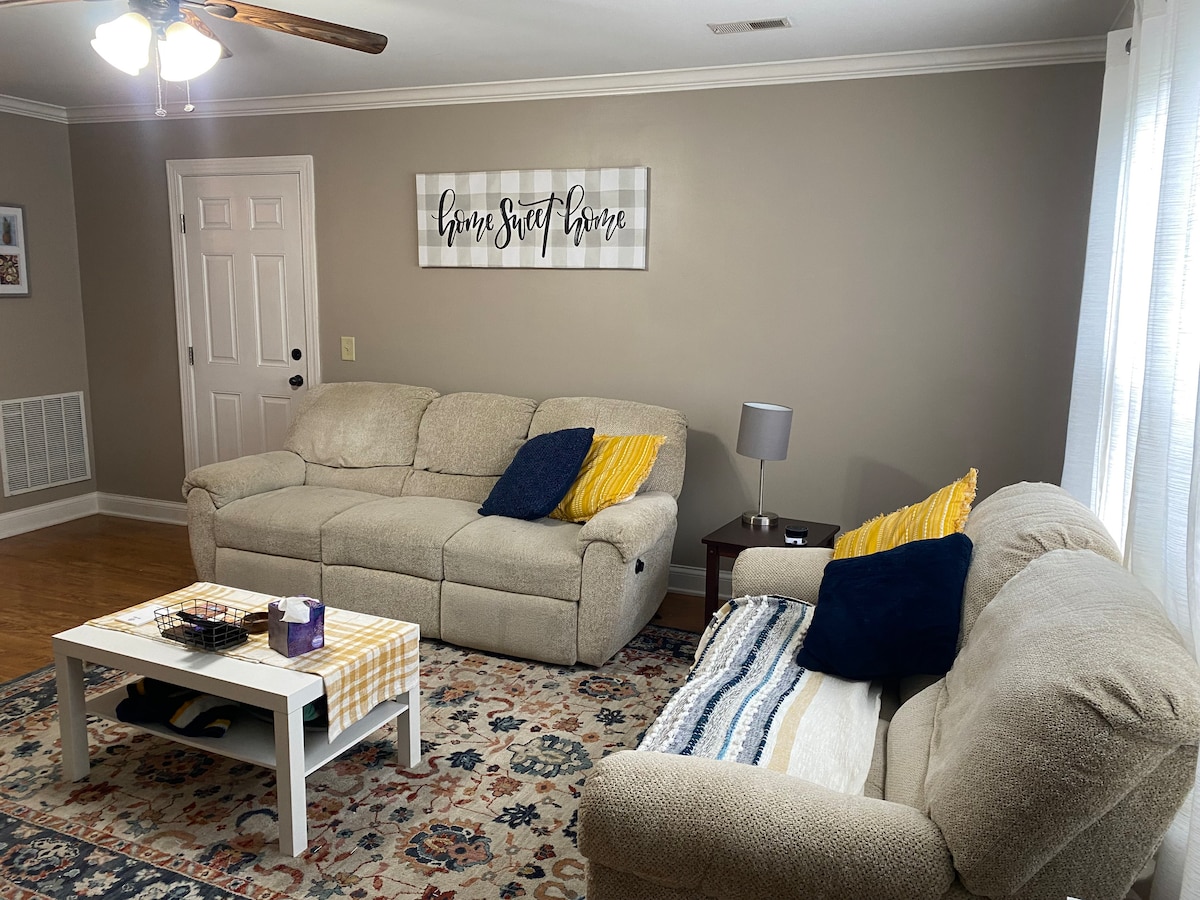 Top performing Airbnb: 2 bed/1.5 bath townhome w/garage (2 story) in Johnson City