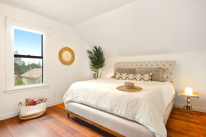 2号卧室配备加大双人床修复五金床和超级舒适、舒适的有机Saatva床垫和床上用品。  床上用品为100%纯棉。