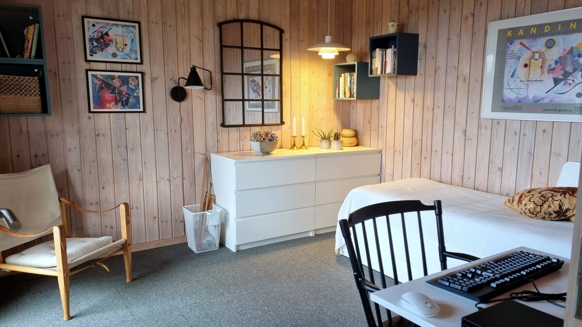 בחדר 2 יש אזור שינה שניתן להרחיב ל -2 אנשים, ברוחב 140 ס"מ.

יש גם שולחן עבודה קטן שאפשר להנמיך.
