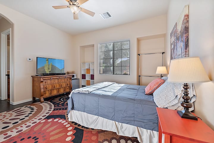 Dormitorio Casita con su propia entrada privada al patio. Cuenta con cama tamaño queen y TV. Microondas y mininevera. Esta habitación da a la calle tranquila e incluye su propio baño privado con una combinación de bañera/ducha.
