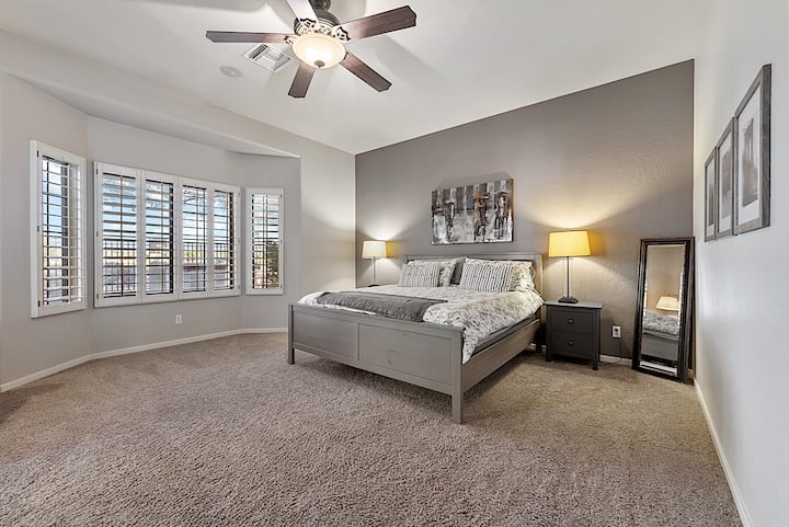 Amplio dormitorio principal con baño privado y puerta exterior (al patio trasero vallado). 
Incluye una cómoda cama king y TV.