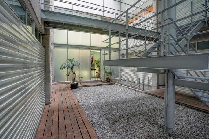 IDEAL DESIGN HOUSE FOR FRIENDS, FAMILIES, BUSINESS gallery image 2