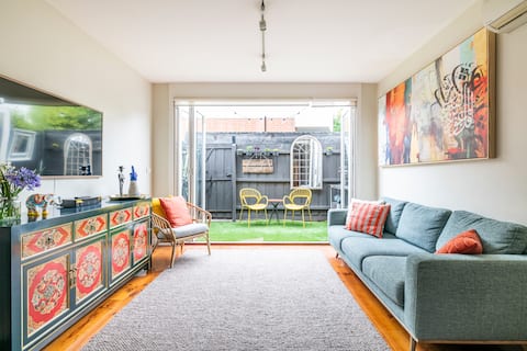 Successful Airbnb property: 7 mins to F1, beach, city, free park in Port Melbourne