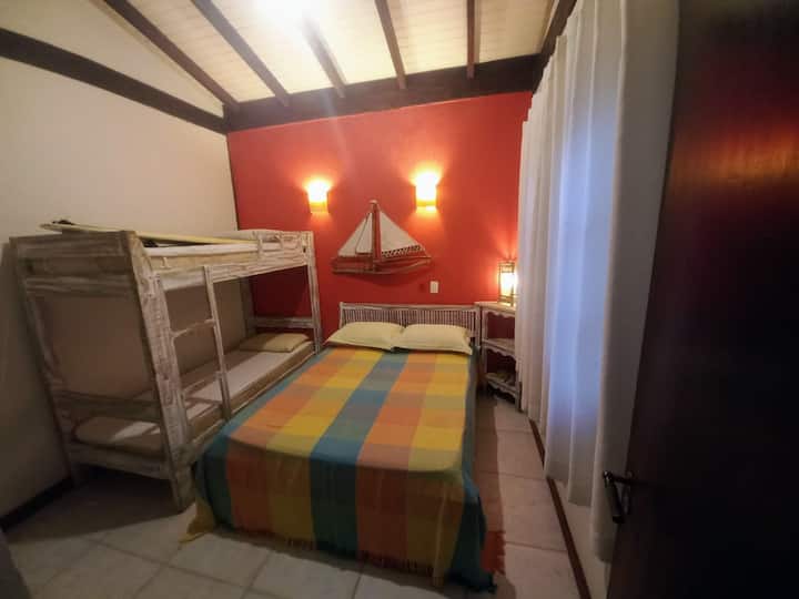 Dormitorio 3, con cama doble y litera.